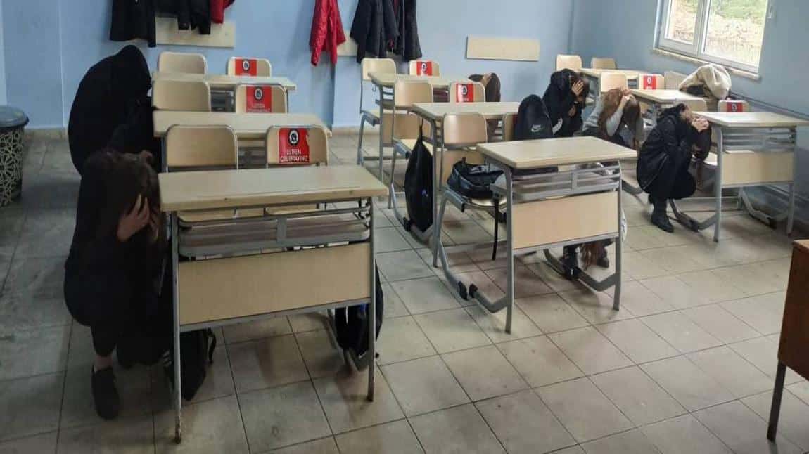 Okulumuzda Tüm Türkiye' deki Okullarla Eş Zamanlı Deprem Tatbikatı Yapıldı